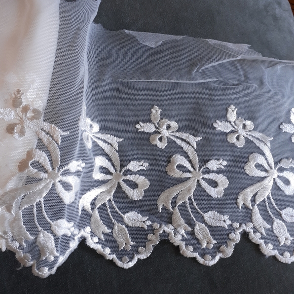 Lace trim for wedding dress - Picture 1 of 4